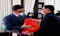 越南党、国家领导人探望并向各地村民赠送年礼