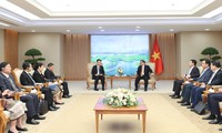 越南政府总理范明政会见老挝工贸部部长马来通•康马西