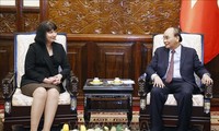  阮春福会见罗马尼亚驻越南大使克里斯提娜·罗米拉