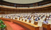 越南国会继续讨论2022年经济社会发展计划和国家财政预算执行情况