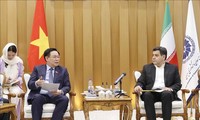 越南国会主席王庭惠会见伊朗商业、工业、矿业和农业商会会长侯赛因•塞拉瓦兹