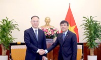 越南外交部常务副部长阮明武同中国外交部部长助理农融举行会谈