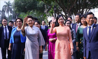 越南国家主席夫人和中共中央总书记、中国国家主席夫人与河内国家大学学生交流