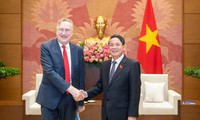 越南国会副主席阮德海会见欧洲议会国际贸易委员会主席兰格