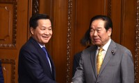 越南政府副总理黎明慨会见日本众议院议长额贺福志郎