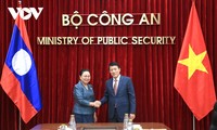 越南公安部长梁三光会见老挝驻越大使
