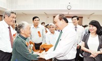 Nguyen Xuan Phuc à une conférence honorant des personnes ayant servi la Nation