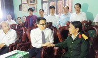 Vu Duc Dam rend visite aux familles méritantes de la Patrie à Kon Tum