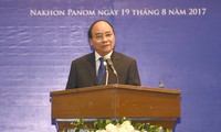 Nguyen Xuan Phuc rencontre des hommes d’affaires vietnamiens en Thaïlande