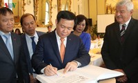 Vuong Dinh Hue reçu par le Premier ministre slovaque