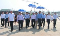  Des parlementaires visitent la future zone administrative et économique spéciale de Quang Ninh