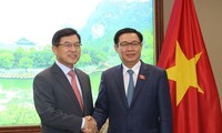 Vuong Dinh Hue rencontre le directeur général de Samsung Vietnam