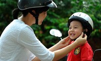 La plupart des Vietnamiens roulent en moto avec un casque 