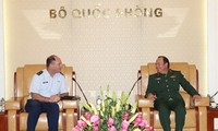  Pham Ngoc Minh reçoit Micheal Stencel