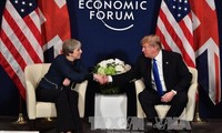  Trump et May vantent à Davos leur “excellente relation“