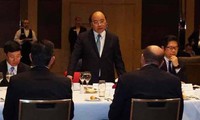 Nguyen Xuan Phuc rencontre des Australiens investissant au Vietnam