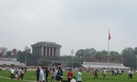 Hommages au président Hô Chi Minh en son mausolée