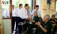 Trân Dai Quang rend visite aux invalides de guerre dans un centre de soin 