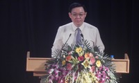 Vuong Dinh Huê à la conférence sur la promotion des longanes de Hung Yên