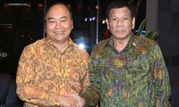 Le Premier ministre vietnamien rencontre le président philippin en Indonésie