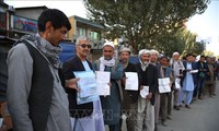 En Afghanistan, des élections chaotiques endeuillées par des attentats 