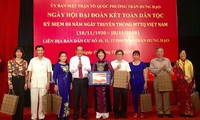 Des dirigeants vietnamiens assistent à des fêtes de la grande union nationale  