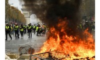 “Gilets jaunes” à Paris: chaos sur les Champs-Elysées