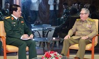 Un responsable de l’Armée populaire vietnamienne reçu par Raul Castro