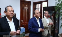 Le Premier ministre Nguyên Xuân Phuc rend hommage à d’anciens dirigeants