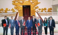 Nguyên Xuân Phuc reçoit des investisseurs étrangers
