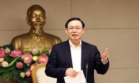 Vuong Dinh Huê à la réunion sur la réforme salariale