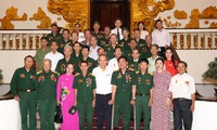 Des personnes méritantes de la patrie de Nghê An reçues par Truong Hoa Binh 