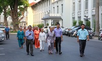 300 mères héroïques rendent hommage au président Hô Chi Minh