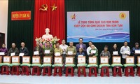 Cadeaux aux victimes de la dioxine de Kon Tum