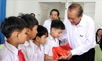 Truong Hoa Binh remet des cadeaux à des enfants handicapés