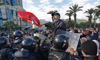 A Tunis, des centaines de personnes manifestent contre le président Kaïs Saïed