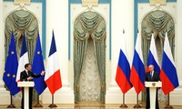 Après Macron, Poutine entrouvre la porte du “compromis”, mais vilipende l'OTAN et l'Ukraine