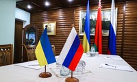 Ukraine: des pourparlers “difficiles” qui reprendront ce mardi