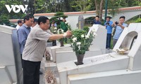 Pham Minh Chinh rend hommage aux morts de la Patrie au carrefour de Dông Lôc