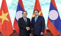Le vice-président laotien reçu par Pham Minh Chinh