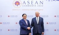 Pham Minh Chinh rencontre le président du Forum économique mondial