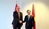 Entretien entre le vice-Premier ministre Trân Hông Ha et le chef du Département de l'économie, de la formation et de la recherche de Suisse