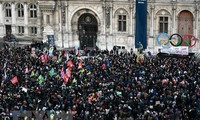 France: les syndicats continuent à appeler aux grèves