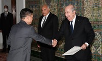 Le président algérien salue les acquis du Vietnam