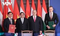La visite du Premier ministre Pham Minh Chinh sous les feux de la rampe de la presse hongroise et roumaine