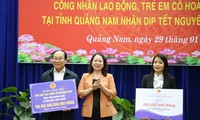 Têt 2024: Vo Thi Anh Xuân offre des cadeaux aux personnes méritantes de Quang Nam