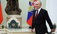Le président russe Vladimir Poutine enregistre officiellement sa candidature à la présidence 
