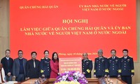 Lê Thi Thu Hang rend visite au Commandement de la Marine