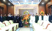 La visite de Truong Thi Mai à l'Hôpital militaire central 108