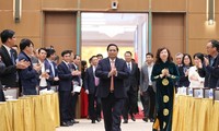 Le Premier ministre Pham Minh Chinh préside une conférence sur le développement du marché boursier pour 2024